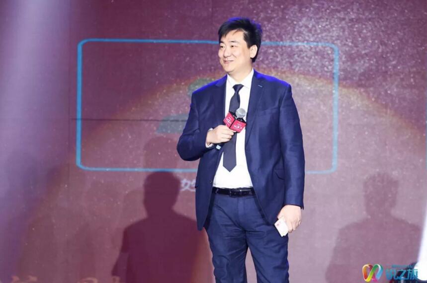 公司年会我中了千元大奖,半夜,前女友突然发来信息……