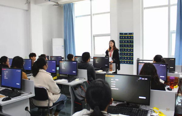 配图 5UI专业班讲师代老师上台做内容分享 配图5 UI专业班讲师代老师上台做内容分享