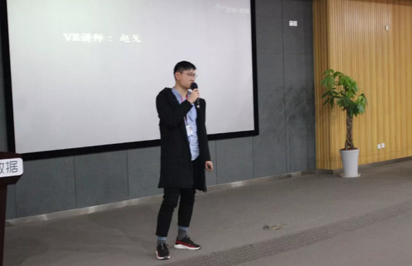 1546131238969390.jpg 配图3 VR专业讲师赵老师为同学们送上临别致词.jpg