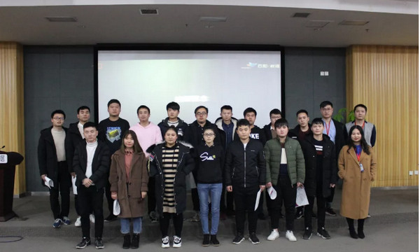 1546131305815030.jpg 配图5 毕业典礼圆满结束合影留念.jpg