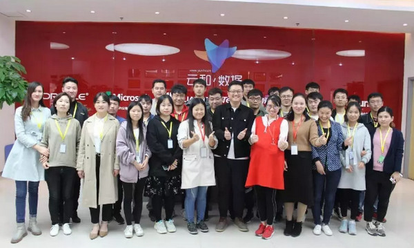 1546131628593402.jpg 配图4 陈老师(第一排右4)与毕业生合影.jpg