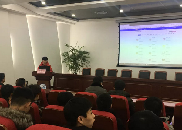 1546395813105480.jpg 配图3 学员展示毕业作品.jpg