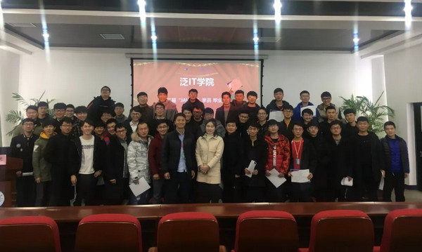 1546395837905477.jpg 配图5 学员颁发毕业证书并合影.jpg