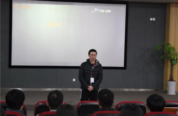 1546396388880972.jpg 配图2 云和教育教务总监可老师上台致辞.jpg