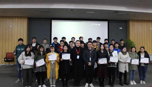 1546396464686644.jpg 配图5 老师为毕业生们颁发毕业证书.jpg