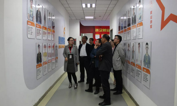 1553233949587678.jpg 配图3 汪总向郎书记一行介绍云和数据的合作院校.jpg