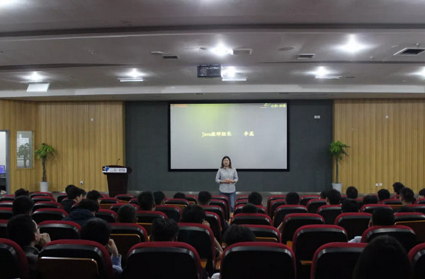 1557277861945404.jpg 配图2 云和数据Java、PHP、HTML5三大专业集体毕业典礼.jpg