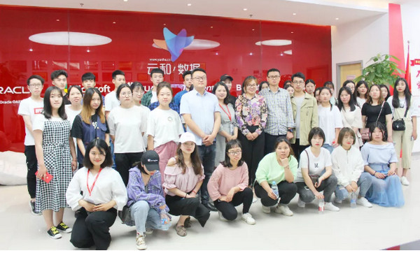 1558405136481041.jpg 配图10 许昌职业技术学院与郑州电子信息职业技术学院师生参观云和数据.jpg