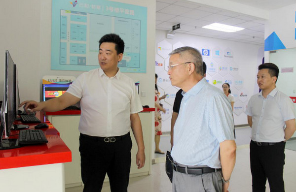 1564454292332783.jpg 配图3 河南省外贸学校领导莅临云和数据参观考察.jpg